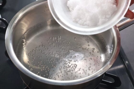 ぬか床用に沸騰させた水に塩を加える