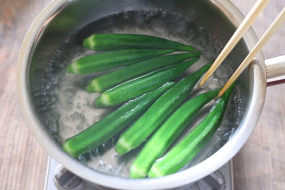 オクラを塩が付いたまま熱湯に入れ、1分ほど茹でる