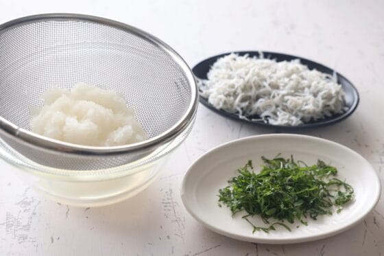 大根おろしの水気を切り、大葉を千切りにしてしらすを用意する
