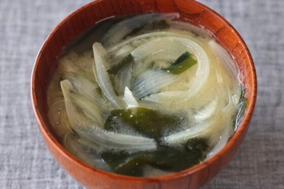 玉ねぎの味噌汁の作り方。わかめ入りの定番レシピ