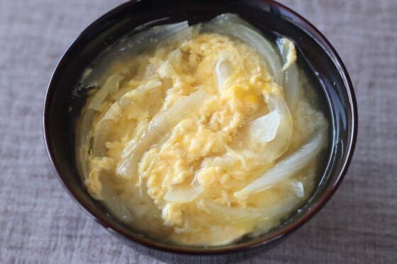 玉ねぎと卵の味噌汁。卵をふんわり仕上げる簡単レシピ