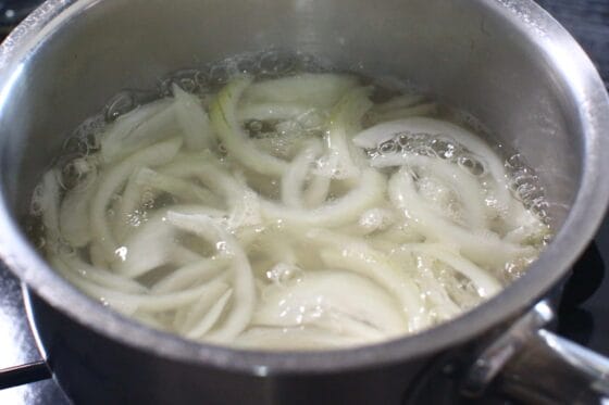 玉ねぎをだし汁で5分ほどやわらかく煮る