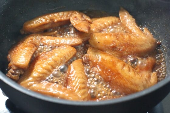 落とし蓋を外した手羽先を中火で煮て、煮汁をほどよく煮詰める