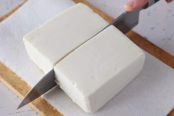 豆腐を包丁で半分に切って水切りする
