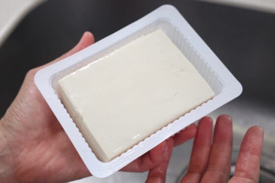豆腐の水を捨てる