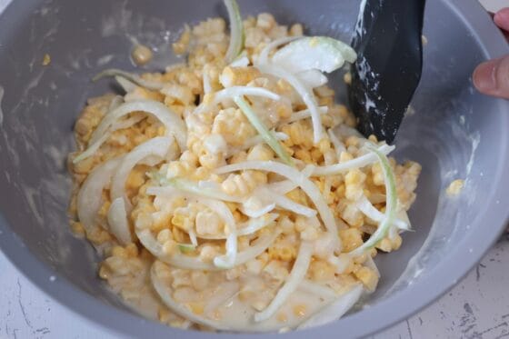 とうもろこしと玉ねぎをかき揚げの衣に加えて軽く混ぜる
