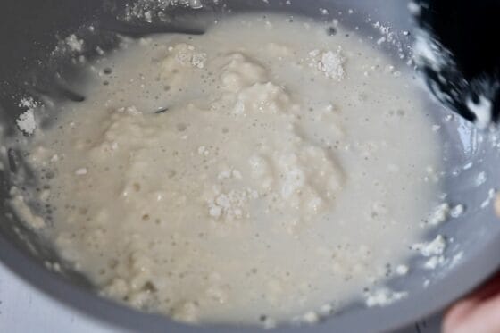 とうもろこしのかき揚げ用の薄力粉・片栗粉・冷水を混ぜる