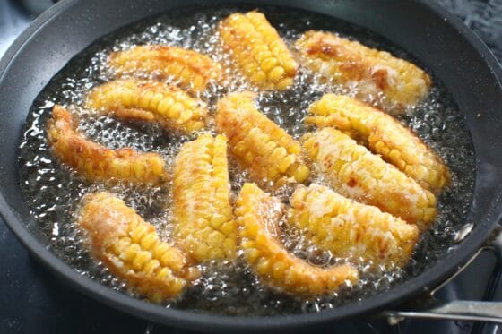 とうもろこしの唐揚げを返しながら揚げ焼きする