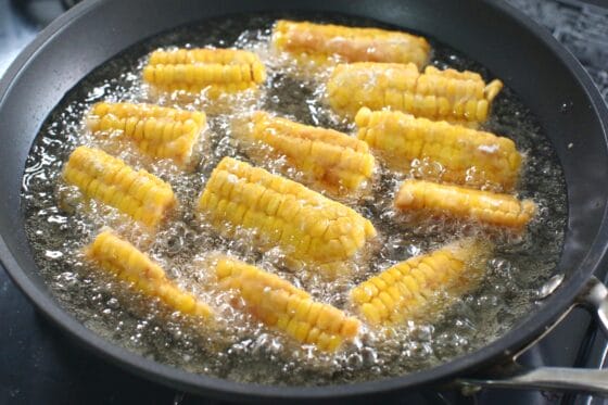 とうもろこしの唐揚げを中火で揚げ焼きする