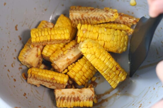 とうもろこしに唐揚げの下味をなじませる