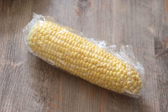 とうもろこしをラップで包み電子レンジで加熱する