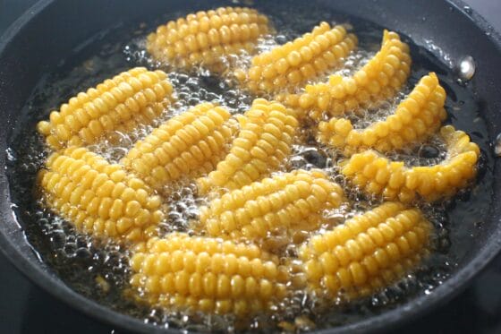 とうもろこしを返しながら揚げ焼きにする