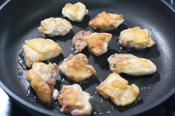 鶏肉を裏返し、両面にこんがりと焼き色を付けて火を通す