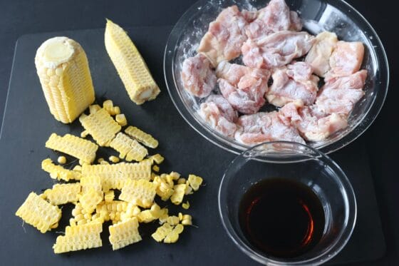 とうもろこしの実をそぎ、鶏肉に片栗粉をまぶしてたれを用意する