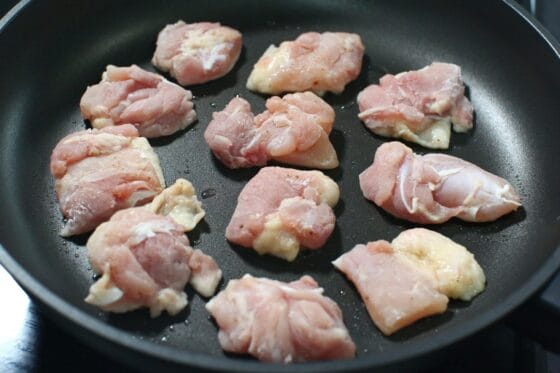 フライパンに鶏肉の皮目を下にして並べ、中火で焼き始める