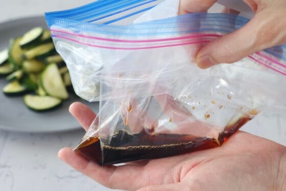 保存袋に砂糖・醤油・酢を入れ、ズッキーニの浅漬けの調味液を作る