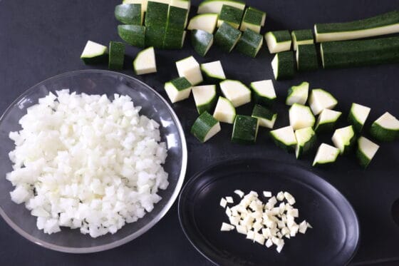 ズッキーニカレー用の野菜を切る