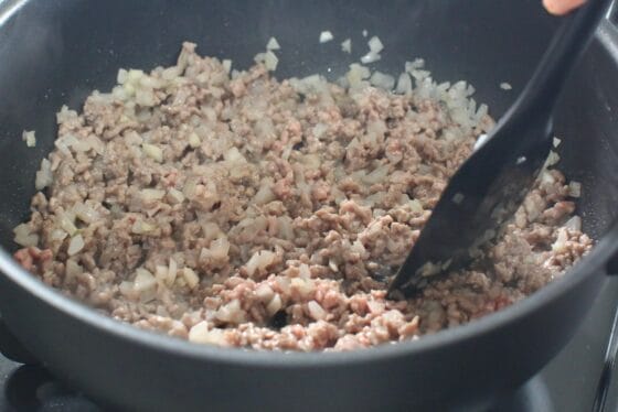 合いびき肉を炒める