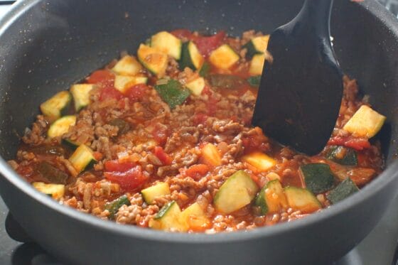 ズッキーニカレーにカレールウを溶かす