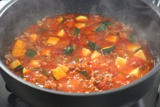 ズッキーニカレーにトマト缶を加えて煮る