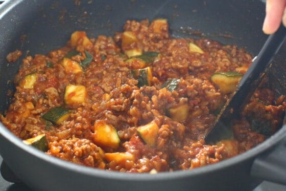 ズッキーニカレーを煮詰めて仕上げる