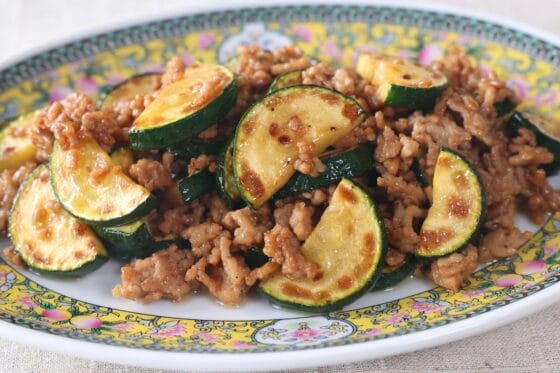 ズッキーニとひき肉のオイスター炒め！15分で作れる簡単おかず