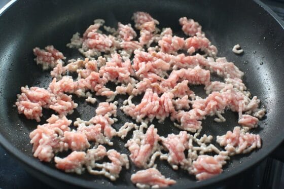 豚ひき肉を広げ、中火で動かさずに焼く