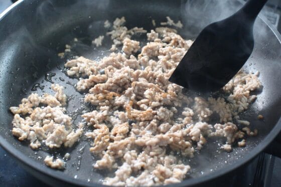 豚ひき肉を粗くほぐしながら、肉全体の色が変わるまで中火で炒める