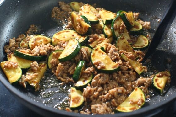 焼いたズッキーニをフライパンに戻し、豚ひき肉と炒め合わせる