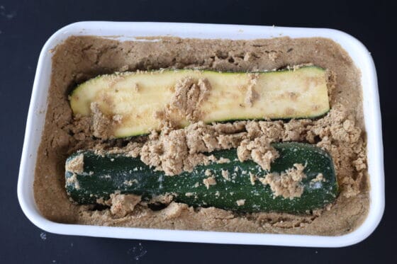 漬け終えたズッキーニをぬか床から取り出し、表面のぬかを落とす