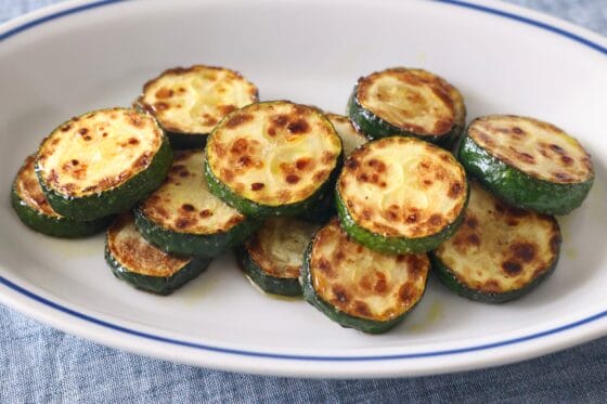 ズッキーニソテーのレシピ。焼くだけで簡単！こんがりジューシー