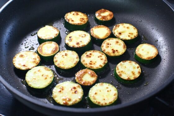 焼き色がついたズッキーニを裏返す