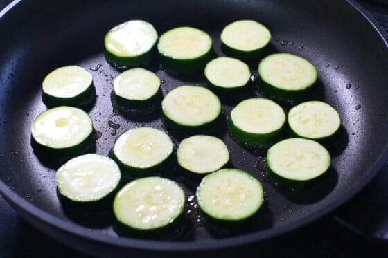 フライパンにズッキーニを重ならないように並べて中火で焼く