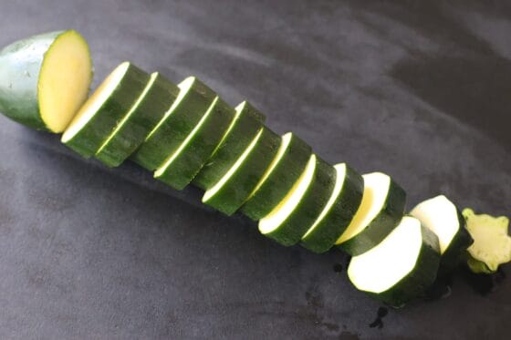 ズッキーニを1cm幅の輪切りにする