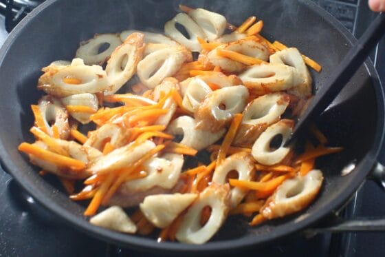合わせ調味料を加え、照りが出るまで炒める