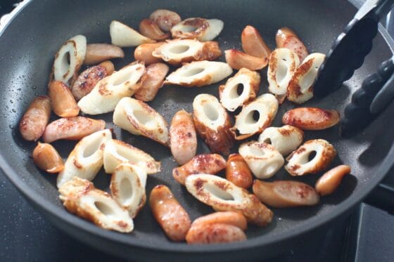 ウインナーにちくわを加えて炒め、表面に焼き色をつける