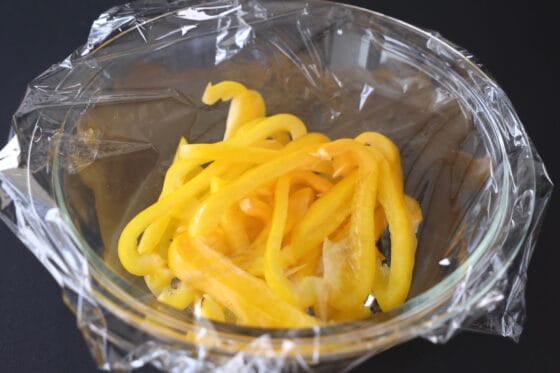 黄パプリカを耐熱容器に入れてラップをし、電子レンジで加熱する