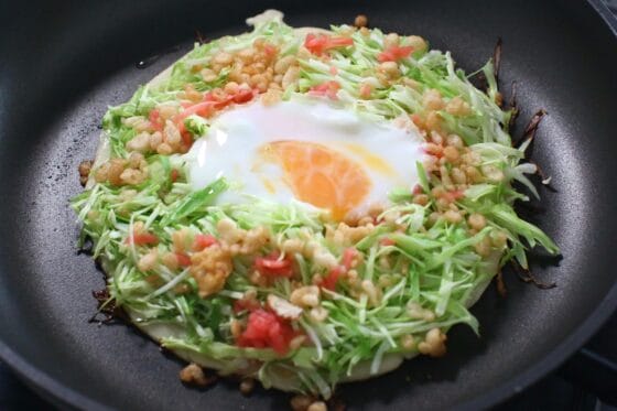 蒸し焼きにしてキャベツをしんなりさせ、卵の白身に火を通す