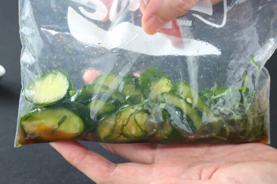 きゅうりと大葉を保存袋の調味液になじませ、浅漬けにする