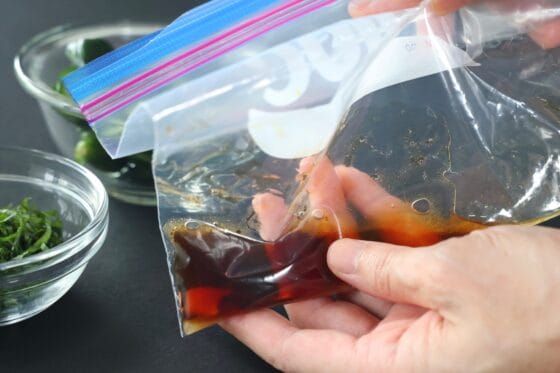 醤油・酢・砂糖・ごま油を保存袋で混ぜる