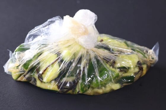 塩昆布とごま油をなじませたきゅうりを10分ほど置く