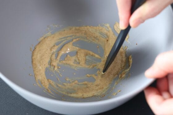 マヨネーズ・醤油・白すりごまを混ぜる