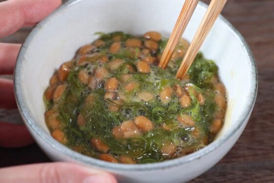 納豆にめかぶを加え、全体を軽く混ぜる