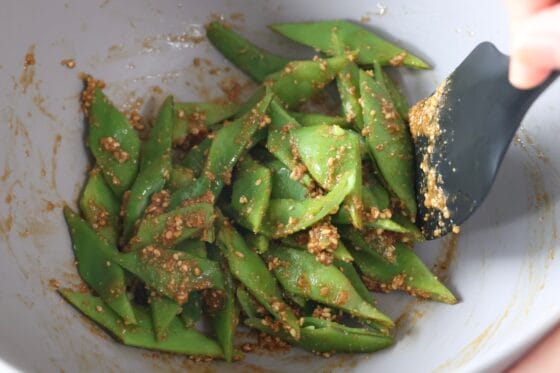 茹でたモロッコインゲンをごま衣に加え、全体に味がなじむようによく和える