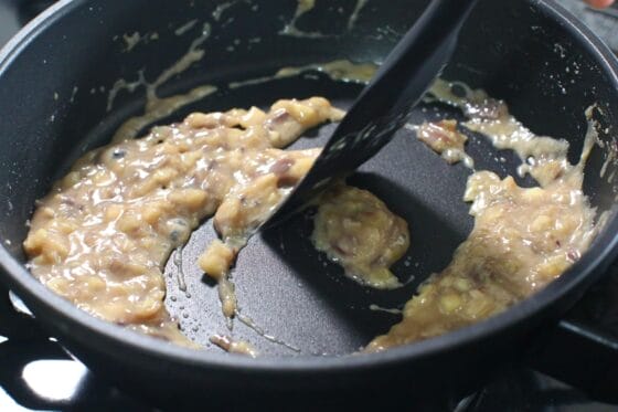 みょうが味噌を弱火にかけ、焦げないように混ぜながら煮詰める
