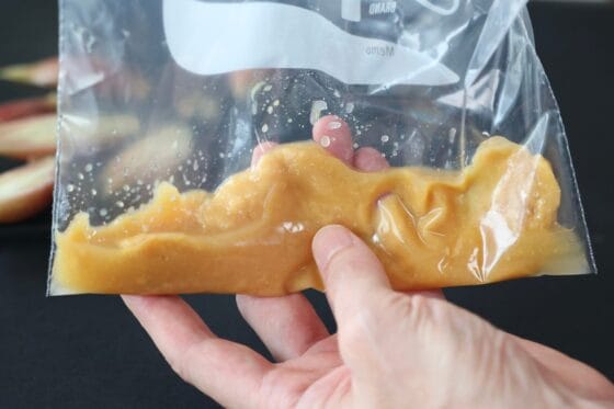 保存袋に味噌・みりん・砂糖を入れ、みょうがの味噌漬けの漬け床を作る