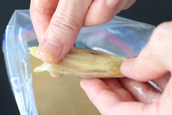 みょうがを取り出し、表面に付いた味噌を軽くぬぐう