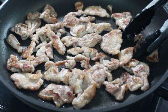 豚こま切れ肉を中火で焼く