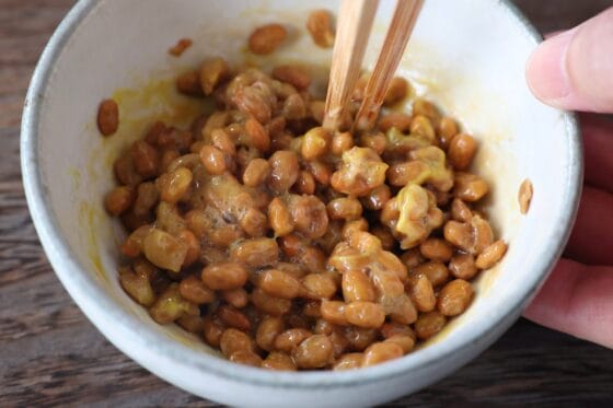 納豆のたれとからしを加えてよく混ぜる