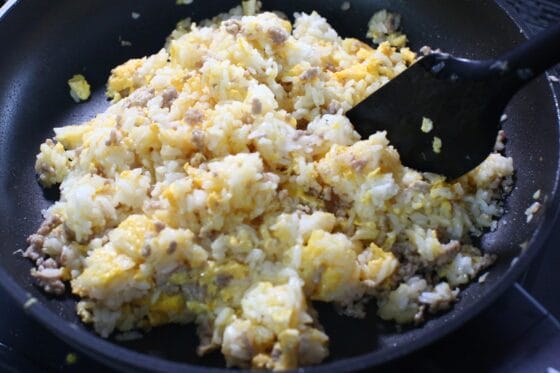 卵とご飯を切るようにほぐしながら炒める
